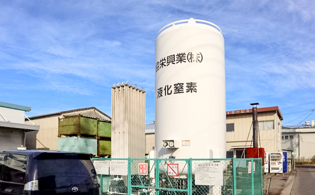 工場内に設置した液体窒素のタンク