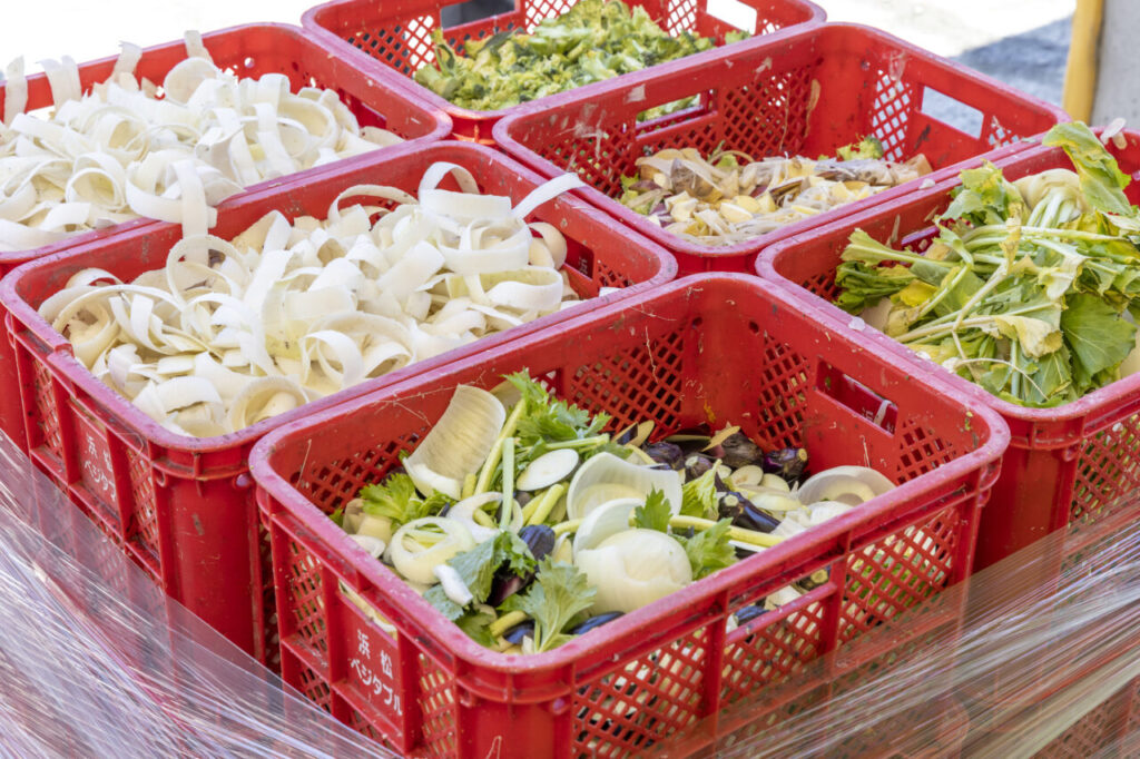 『炭吉』に投入するため、ケースに積み上げられて乾燥させている、様々なカット野菜の残渣ざんさ物